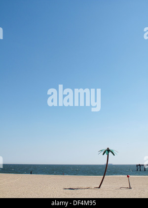 Faux Palmier sur plage, Coney Island, New York City, USA Banque D'Images