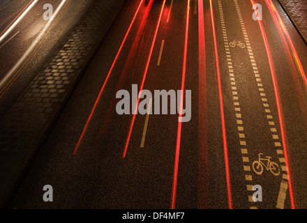 Voiture rouge de traînées sur les feux de route la nuit, High Angle View Banque D'Images