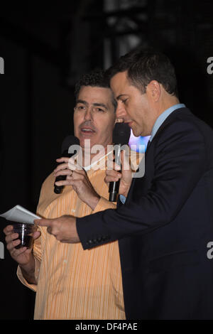 LA, CA, USA. Septembre 26, 2013. Adam Carolla comédien et tard le soir, l'animateur de télévision Jimmy Kimmel sur scène à la Prima Notte Gala à la fête de San Gennaro Festival à Los Angeles, CA, USA le 26 septembre 2013. Les deux ont contribué à rapprocher le festival italien à Hollywood en 2002 et de l'hôte du Gala chaque année. © Deioma Kayte/Alamy Live News Banque D'Images