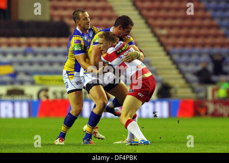 Wigan, UK. 27 août, 2013. Sam Tomkins de Wigan Warriors est abordé au cours de la Super League Rugby match de demi-finale de qualification entre Wigan Warriors et Leeds Rhinos du DW Stadium © Plus Sport Action/Alamy Live News Banque D'Images