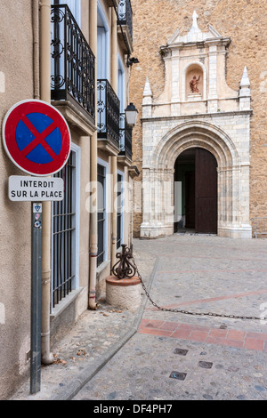 Eglise St Pierre de la rue Pasteur dans l'historique ville de Céret. Banque D'Images