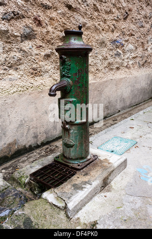 Pompe à eau à main dans une rue latérale à Céret, France. Banque D'Images