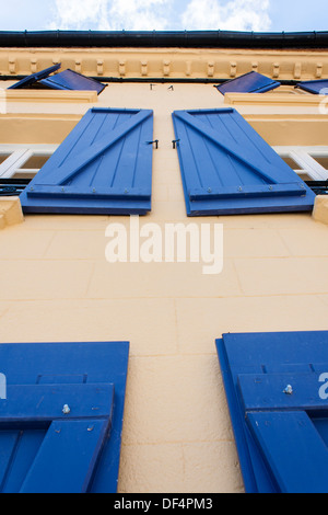 Volets de fenêtre maison mitoyenne français sur windows dans le sud de la France. Banque D'Images