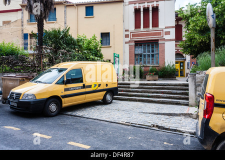 La Poste en stationnement de véhicules utilitaires légers à l'extérieur du bureau de poste à Arles-sur-tech, Pyrénées-Orientales, France. Banque D'Images