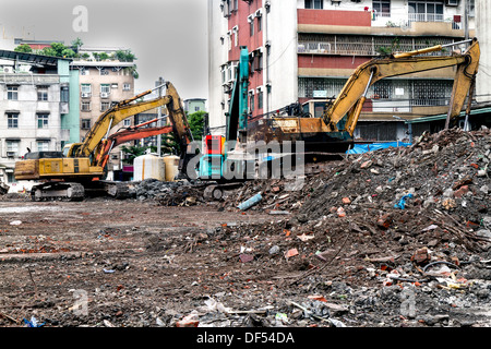Site de construction avec des gravats et des camions de démolition Banque D'Images