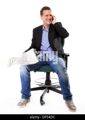 Jeune homme se lit tout en téléphonant à la recherche d'emploi journal fond blanc Banque D'Images