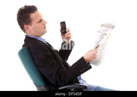 Jeune homme se lit tout en téléphonant à la recherche d'emploi journal fond blanc Banque D'Images