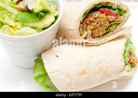 Pain pita falafel sandwich roulé rouleau middle east food arabe traditionnel Banque D'Images