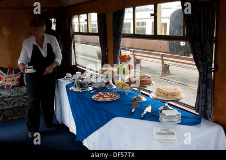 Severn Valley Railway, un thé à la crème dans la voiture de service d'observation Banque D'Images