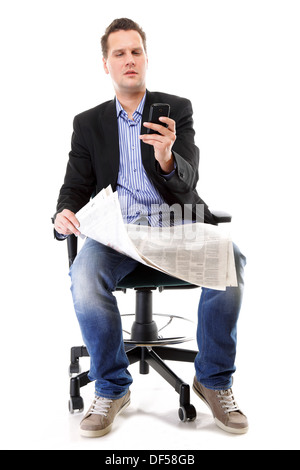 Jeune homme se lit tout en téléphonant à la recherche d'emploi journal fond blanc Banque D'Images