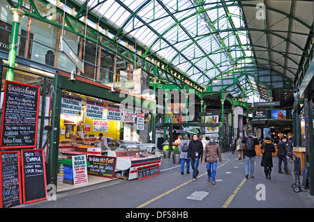 Borough Market (marché alimentaire de Londres célèbre britannique et internationale exceptionnelle de produire). Banque D'Images