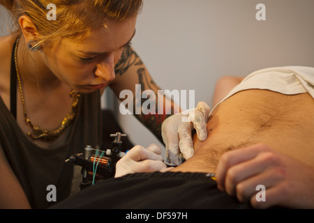 Un tatoueur créer nouveau tatouage lors de la Convention de Tatouage 2013 à Katowice, Pologne. Banque D'Images