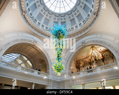 Le Victoria and Albert Museum, Londres - sculpture en verre dans l'atrium. Banque D'Images