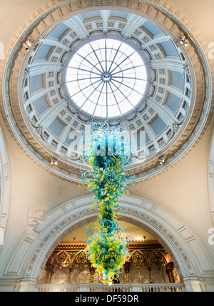 Le Victoria and Albert Museum, Londres - sculpture en verre dans l'atrium. 2 Banque D'Images