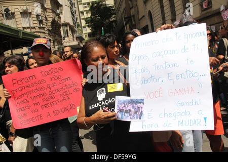 Rio de Janeiro, Brésil . 27 août, 2013. Environ 60 professionnels d'écoles municipales sont campés sur le parquet de la municipalité de Rio de Janeiro, dans le centre-ville, sud-est du Brésil, le 27 septembre 2013. Une autre réunion s'est tenue à l'extérieur de la Chambre, même le vendredi 27, pour définir la direction de la grève. Photo : Alfredo Roza/AGENCIA O DIA/CONTUEUDO ESTADAO © AFP PHOTO alliance/Alamy Live News Banque D'Images