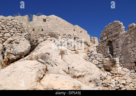 Château médiéval des Chevaliers de St Jean au-dessus du village abandonné de Chorio Halki Chalki le Dodécanèse Grèce Europe Banque D'Images