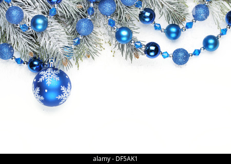 Décoration de Noël avec des branches de sapin et boules de Noël Banque D'Images