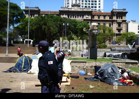 Sao Paulo, Brésil. 27 août, 2013. Utilisation sans-abri tentes pour s'abriter dans la place de la Cathédrale, centre de Sao Paulo, Brésil, le 27 septembre 2013. PHOTO : FELIPE RAU/CONTUEUDO ESTADAO © AFP PHOTO alliance/Alamy Live News Banque D'Images