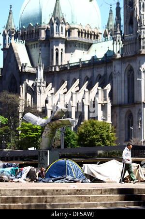 Sao Paulo, Brésil. 27 août, 2013. Utilisation sans-abri tentes pour s'abriter dans la place de la Cathédrale, centre de Sao Paulo, Brésil, le 27 septembre 2013. PHOTO : FELIPE RAU/CONTUEUDO ESTADAO © AFP PHOTO alliance/Alamy Live News Banque D'Images