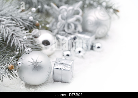 Décoration de Noël avec des branches de sapin argenté,bal de Noël et boîte-cadeau Banque D'Images