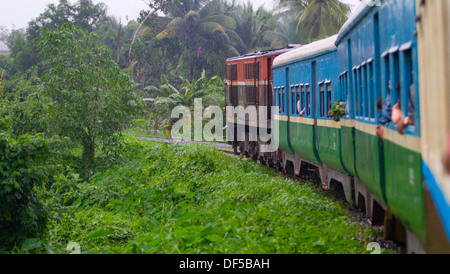 Un train de la Circle line à Yangon, Birmanie. Banque D'Images