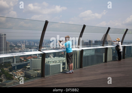 Observatory Hotel Marina Bay Sands Singapour Asie voir plus haut gratte-ciel de l'océan baie haute filet de protection de sécurité châssis en verre Banque D'Images