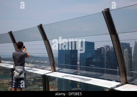 Observatory Hotel Marina Bay Sands Singapour Asie voir plus haut gratte-ciel de l'océan baie haute filet de protection de sécurité châssis en verre Banque D'Images