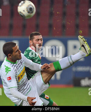 Augsburg, Allemagne. 27 août, 2013. L'Augsbourg Sascha Moelders (R) et d'Alvaro Dominguez Moenchengladbach rivalisent pour le ballon pendant le match de football de la Bundesliga entre FC Augsburg et Borussia à Moenchegladbach-SGL Arena à Augsburg, Allemagne, 27 septembre 2013. Photo : Stefan Udry/dpa/Alamy Live News Banque D'Images