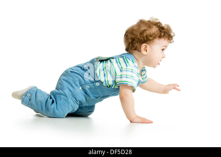 Cheerful ramper bébé garçon isolé sur fond blanc Banque D'Images