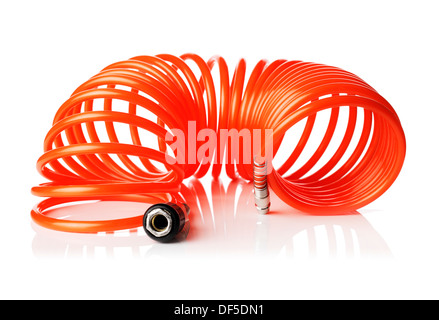 Spirale rouge fine orange flexible d'air utilisé pour outils pneumatiques. Isolé sur blanc avec reflet naturel. Banque D'Images