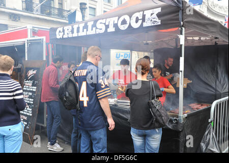 Regent Street, Londres, Royaume-Uni. 28 septembre 2013. Stands de nourriture à l'événement de la NFL sur Regent Street. Crédit : Matthieu Chattle/Alamy Live News Banque D'Images