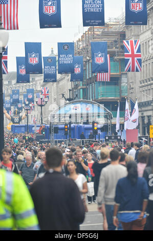 Regent Street, Londres, Royaume-Uni. 28 septembre 2013. La foule remplir la NFL street à l'événement sur Regent Street. Crédit : Matthieu Chattle/Alamy Live News Banque D'Images