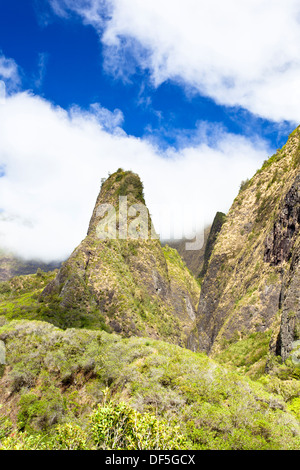 La célèbre l'IAO Needle dans l'IAO Valley State Park à Maui, Hawaii. Banque D'Images