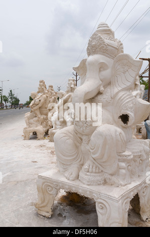 Ganesh idoles réalisés dans des usines de fortune sur le côté de la rue pour l'anniversaire de Lord Ganesha. Banque D'Images