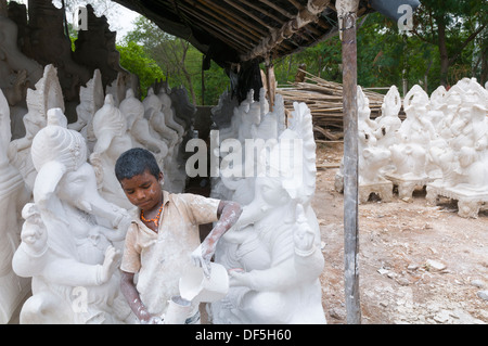 Ganesh idoles réalisés dans des usines de fortune sur le côté de la rue pour l'anniversaire de Lord Ganesha. Banque D'Images