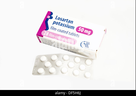 Les comprimés de losartan potassique utilisé pour abaisser la haute pression sanguine Banque D'Images