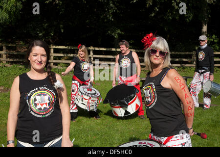 Ingleton UK. 28 Septembre, 2103. Batala Samba Band's excursion à Ingleton Falls Cascade pour leur événement de percussion. La musique de l'eau a pris une signification différente pour les membres de la bande 'percussions samba Batala Lancaster' le samedi. Ils ont joué leurs instruments tout en se tenant dans le cours d'eau ci-dessous Thornton Force - sur la chute d''Ingleton à pied. L'événement de bienfaisance était de faire un vrai splash pour la fondation d'éducation Longstaffe, qui offre des possibilités d'élargir l'expérience éducative des jeunes défavorisés dans la région de Bentham. © Mar Photographics/Alamy vivre Banque D'Images