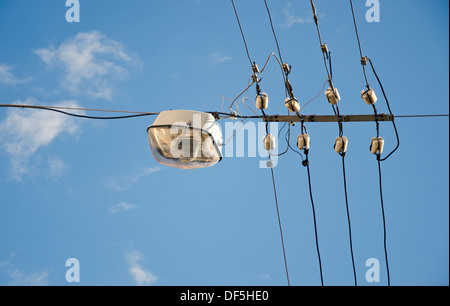 Vieille ville lampe de rue sur fond de ciel nuageux et fils Banque D'Images