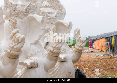 Ganesh idoles réalisés dans des usines de fortune sur le côté de la rue pour l'anniversaire de Lord Ganesha. Banque D'Images