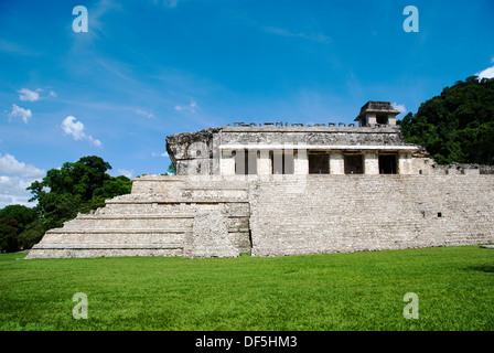 Temples Mayas dans la ville en ruines de Palenque Banque D'Images