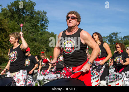 Ingleton UK. 28 Septembre, 2103. Batala Samba Band's excursion à Ingleton Falls Cascade pour leur événement de percussion. La musique de l'eau a pris une signification différente pour les membres de la bande 'percussions samba Batala Lancaster' le samedi. Ils ont joué leurs instruments tout en se tenant dans le cours d'eau ci-dessous Thornton Force - sur la chute d''Ingleton à pied. Credit : Mar Photographics/Alamy Live News Banque D'Images