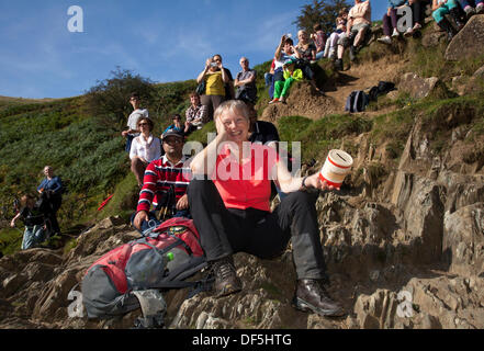 Ingleton UK. 28 Septembre, 2103. Batala Samba Band's excursion à Ingleton Falls Cascade pour leur événement de percussion. La musique de l'eau a pris une signification différente pour les membres de la bande 'percussions samba Batala Lancaster' le samedi. Ils ont joué leurs instruments tout en se tenant dans le cours d'eau ci-dessous Thornton Force - sur la chute d''Ingleton à pied. Credit : Mar Photographics/Alamy Live News Banque D'Images