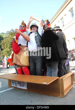 Le Derbyshire, Royaume-Uni. 28 sept 2013. Les deux Monster Raving Loony partie tient son cabinet traditionnel re-shuffle où les membres du parti et les partisans grimper à l'intérieur d'une armoire en bois et shuffle. La conférence des parties a eu lieu parallèlement à la deuxième assemblée annuelle Steampunk Illuminati événement au Grand Pavillon à Matlock Bath, Derbyshire. Credit : Deborah Vernon/Alamy Live News Banque D'Images