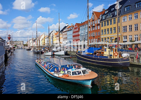 Nyhavn à Copenhague Danemark couleur avec canal randonnée voile de partir pour un voyage autour du port Banque D'Images