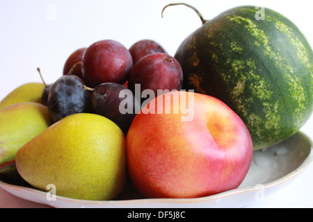 Still Life à partir de différents fruits pastèque, poires, nectarines et pluma Banque D'Images