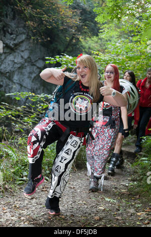 Ingleton UK. 28 Septembre, 2103. Sarah Holt Pritchard et Kari Fay membres jouissant Batala Samba Band's excursion en route pour l'Ingleton Falls Cascade pour leur événement de percussion. La musique de l'eau a pris une signification différente pour les membres de la bande 'percussions samba Batala Lancaster' le samedi. Ils ont joué leurs instruments tout en se tenant dans le cours d'eau ci-dessous Thornton Force - sur la chute d''Ingleton à pied. L'événement de bienfaisance était de faire un vrai splash pour l'éducation, Fondation Longstaffe. © Mar Photographics/Alamy vivre Banque D'Images