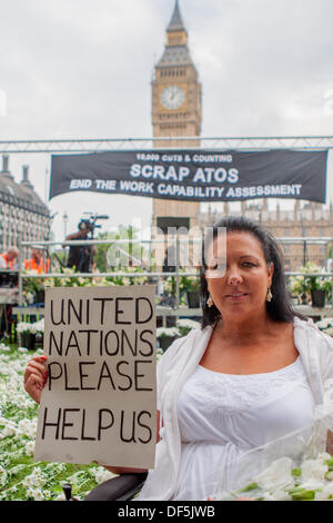 Londres, Royaume-Uni. 28 août, 2013. Femme affiche de l'évaluation de la capacité de travail d'Atos Origin au rassemblement sur la place du Parlement, Londres, 28 Sept 2013 Credit : martyn wheatley/Alamy Live News Banque D'Images