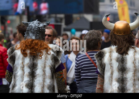 Londres, Royaume-Uni. 28 Septembre, 2013. Regent Street a été fermée alors que des milliers de fans assistent à un bloc de style américain parti avant le match de la NFL entre les Minnesota Vikings et Pittsburgh Steelers qui sera joué au stade de Wembley le dimanche 29 septembre. Credit : amer ghazzal/Alamy Live News Banque D'Images