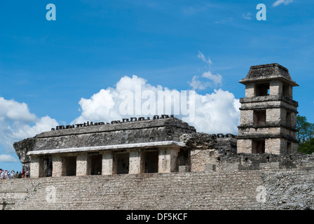 Temples Mayas dans la ville en ruines de Palenque Banque D'Images