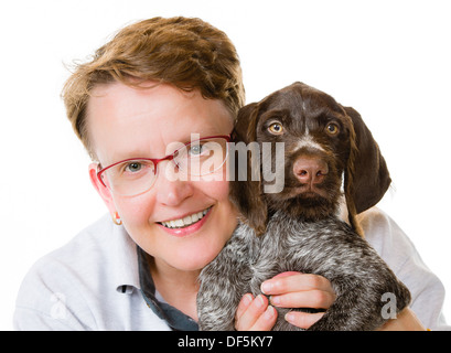 Femme heureuse et braque allemand, chiot de 12 semaines, fond blanc, d'horizon Banque D'Images